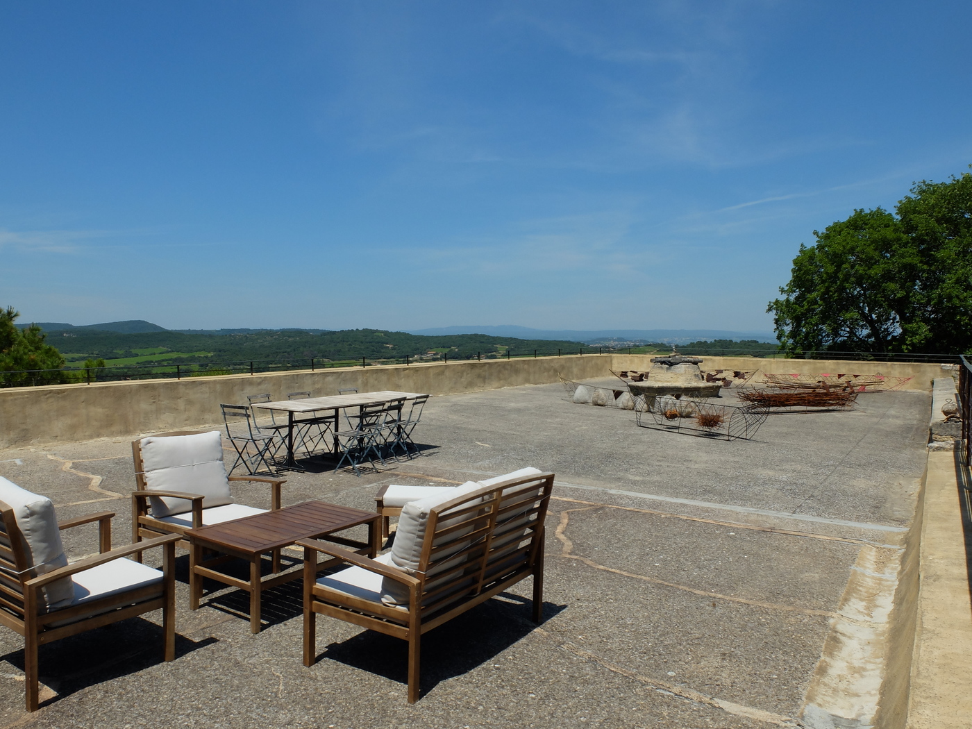 Terrasse du château de Vénéjan
