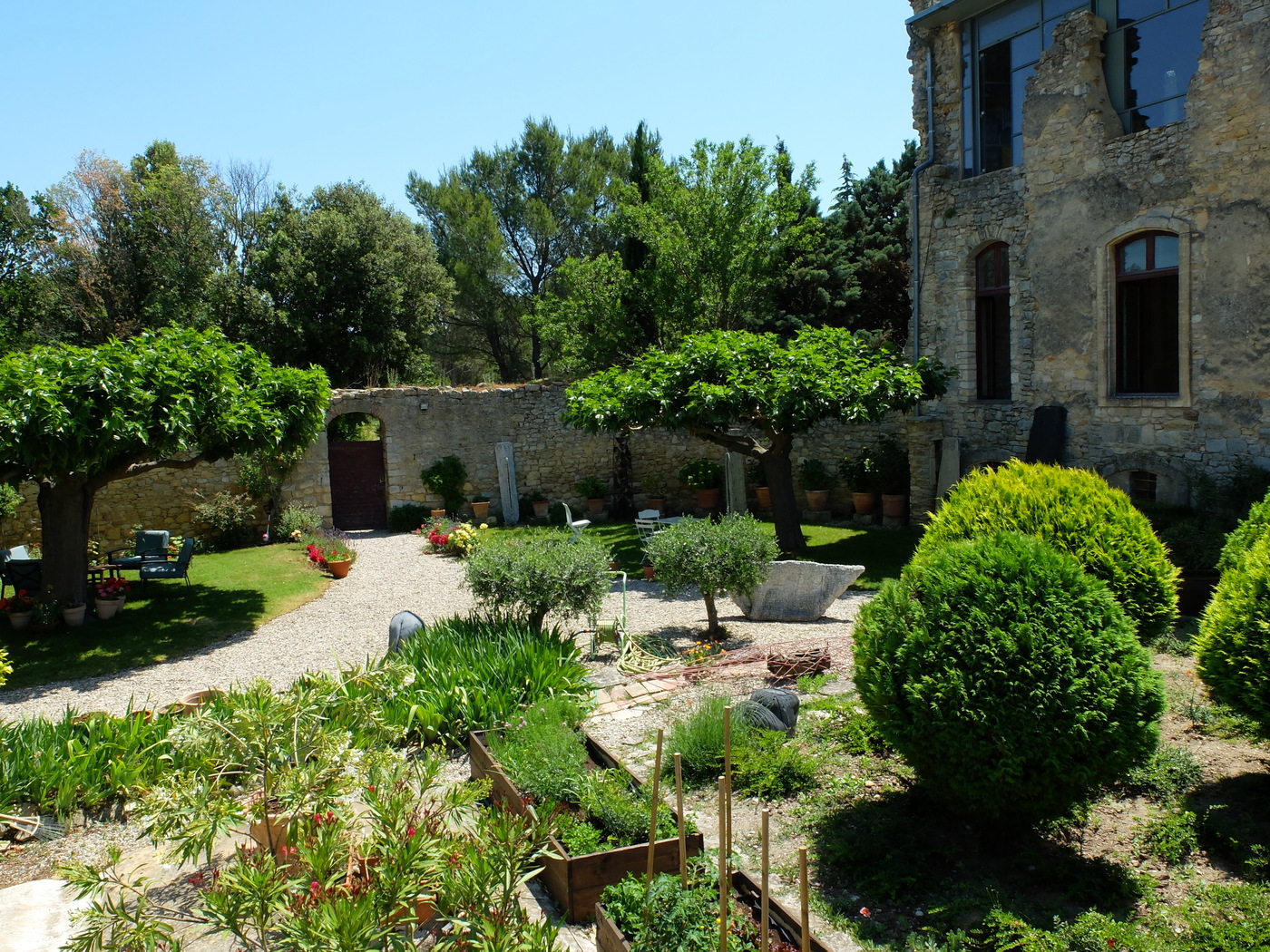 La cour italienne du château de Vénéjan
